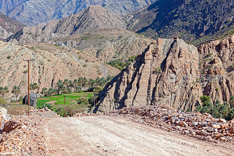 在阿曼，穿过Al Hajar山脉的崎岖道路